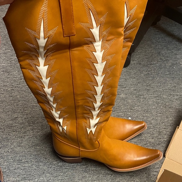 Shoes - Tan and White Western Cowboy Boots